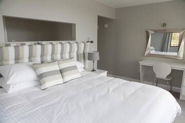 Фото номера Полулюкс с видом на море Загородные дома Seafort Luxury Hideaway г. Бантри 2