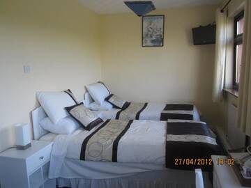 Фото номера Семейный номер с душем Отели типа «постель и завтрак» Bru Na Pairc B&amp;B г. Бантри 3