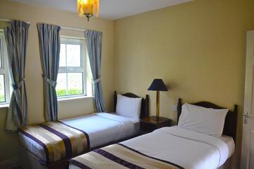 Фото номера Коттедж с 2 спальнями Отель Westlodge Hotel &amp; Leisure Centre г. Бантри 5